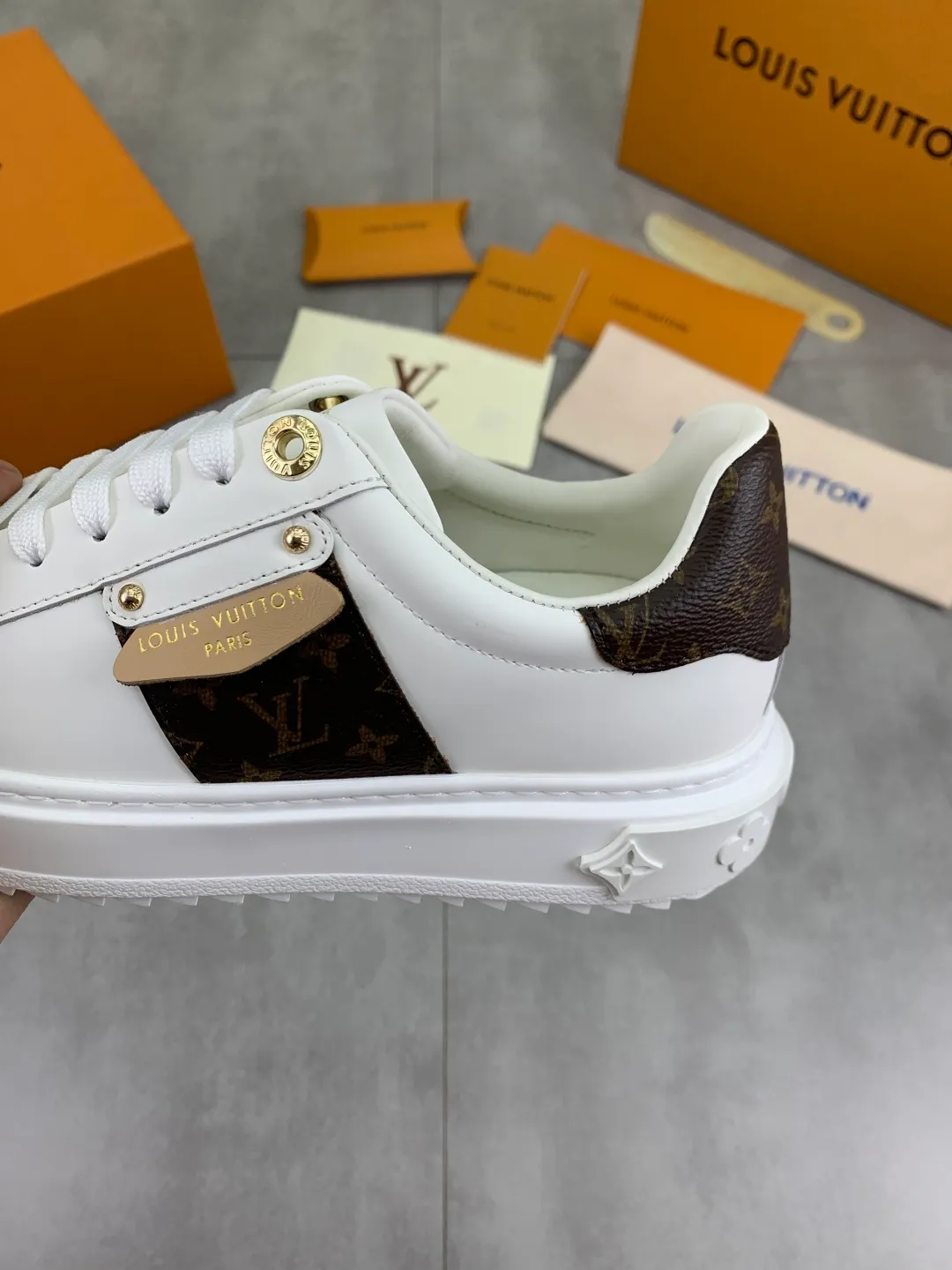 Men's men's shoes 💰P700 new style 💶 top version [LOUIS VUITTON] couple 🧑‍🤝‍🧑 craft style counter series (original order) new style 🍀LV Louis Vuitton - top version LV classic high-top trendy shoes! Made of imported original craft calfskin, original breathable lining, and original wear-resistant, lightweight, high-end TPU outsole! High quality products! 3️⃣ colors are available, size: female 35-39, male 39-44 (female 40, male 45 customized)